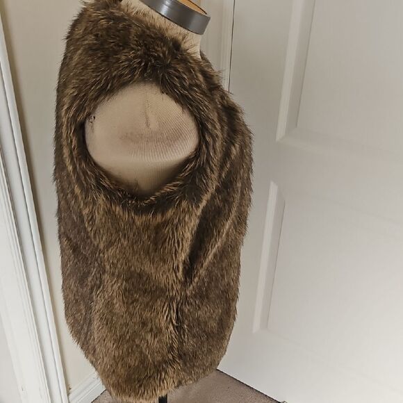 Old Navy Faux Fur Vest - Picture 6 of 16